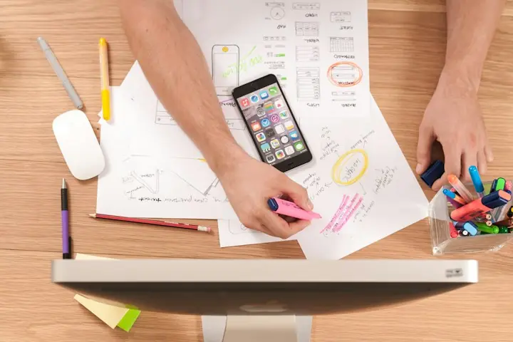 Diseñador trabajando en los bocetos de una página web